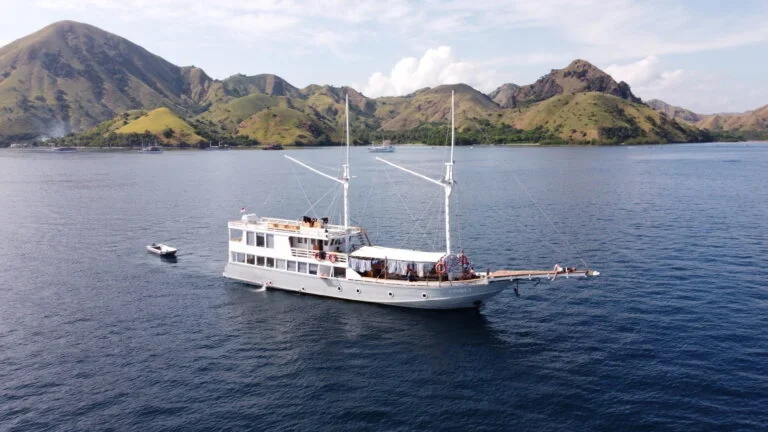 The Lanakila phinisi sailing in the waters of Komodo National Park. — Lanakila