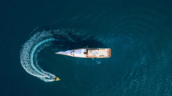 A stunning view of a phinisi boat sailing in Labuan Bajo waters. — Barakati Phinisi Sailing Adventure in Komodo