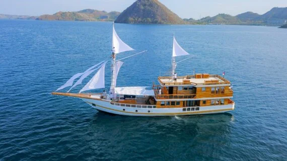 A stunning phinisi boat gliding through the waters of Labuan Bajo. — Barakati Phinisi Sailing Adventure in Komodo