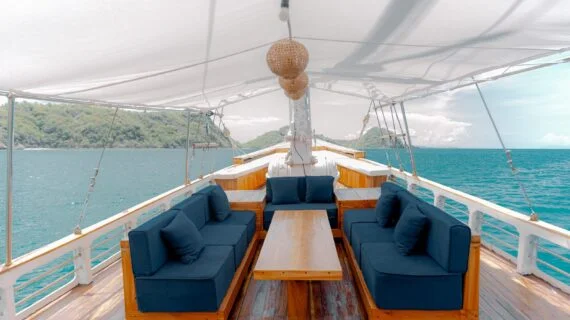 Relax in the lounge area of a phinisi boat in Labuan Bajo. — Barakati Phinisi Sailing Adventure in Komodo