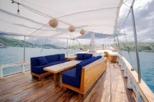 Comfortable lounge area on a phinisi boat in Labuan Bajo. — Barakati Phinisi Sailing Adventure in Komodo